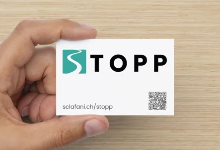 s-t-o-p-p-visitenkarte-hand-vorderseite